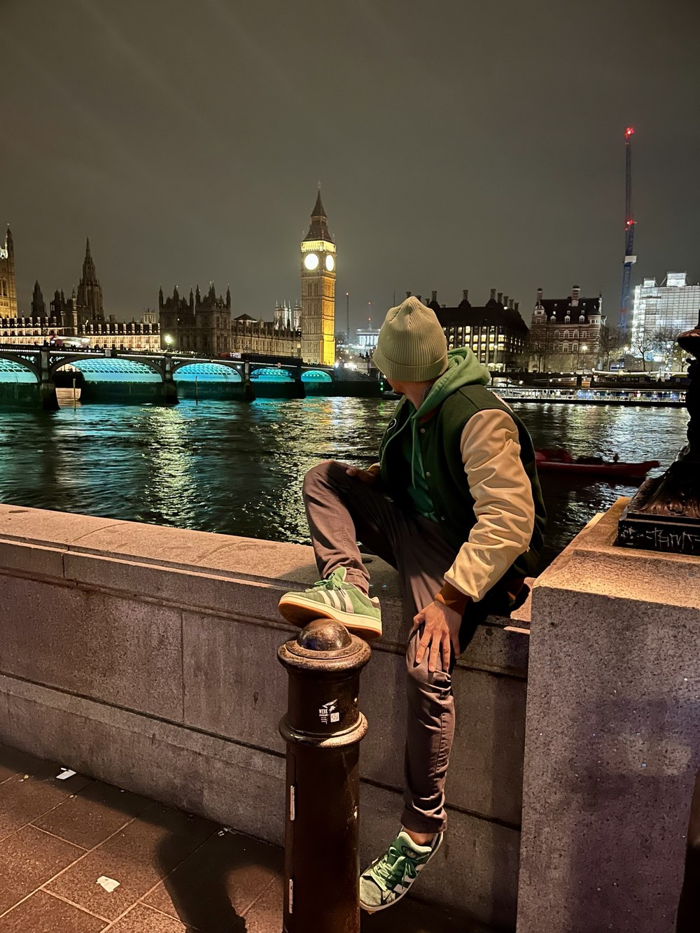 Freitas à margem do Tâmisa, em Londres, com o Big Ben ao fundo.